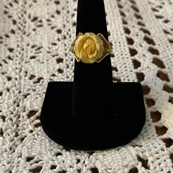 Vintage 10k gold ring with enamel rose - Picture 8 of 8